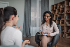 psychologist consulting woman in mental health clinic